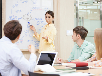 강의실에서 강사가 설명하고 수강생들이 경청하는 모습
